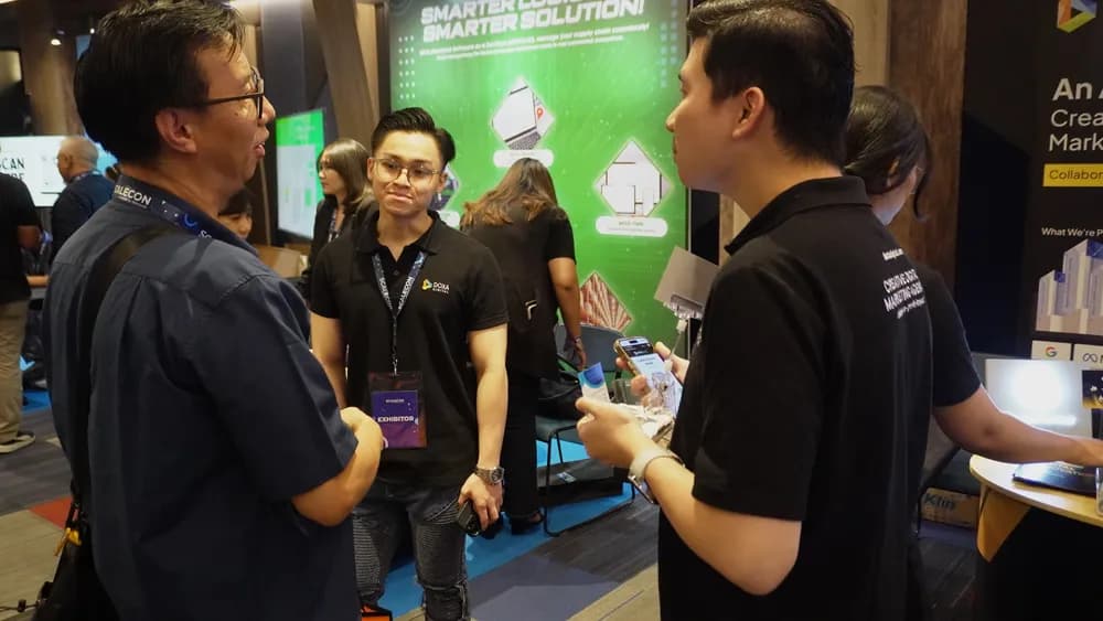 Attendees talking with an exhibitor in the SCALECON Jakarta 2025 exhibition