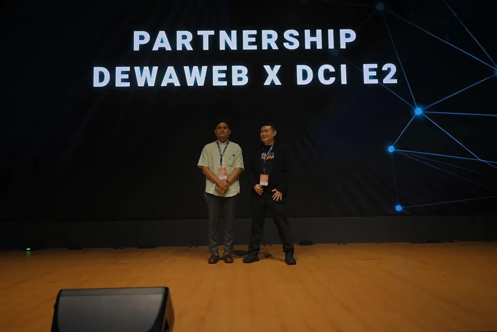 A partnership announcement on the SCALECON Surabaya 2026 main stage