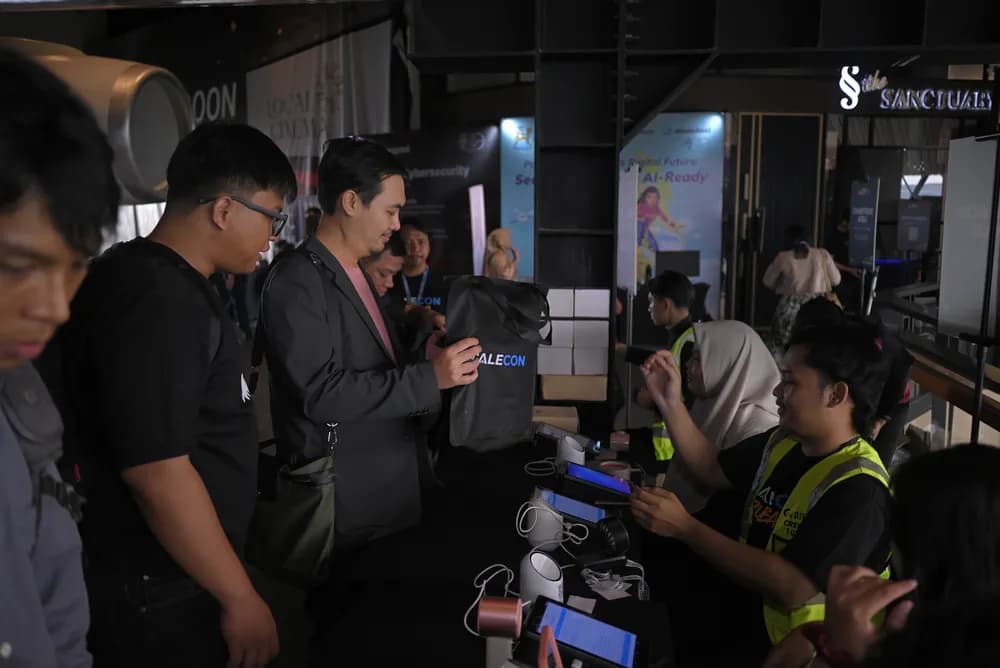 Attendees collecting lanyards at the SCALECON Surabaya 2026 registration desk