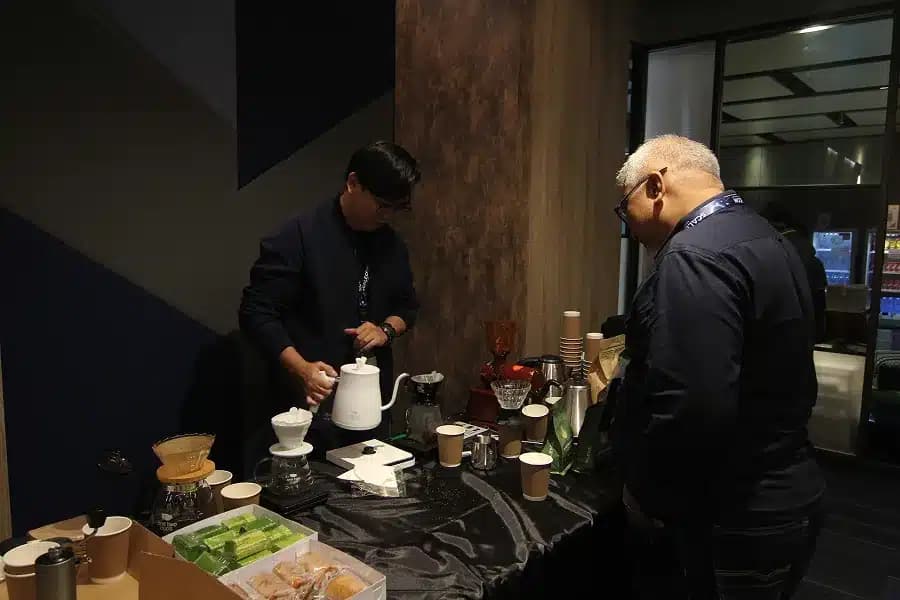 Two attendees pouring drinks at the refreshment station at a previous SCALECON